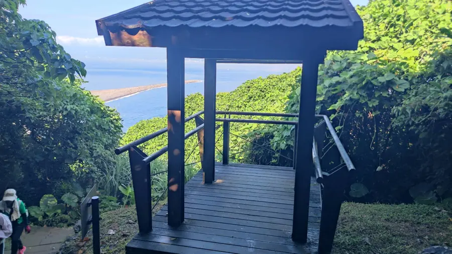 第一座小涼亭。看到了,我心裡還想:太好了,終於可以休息。